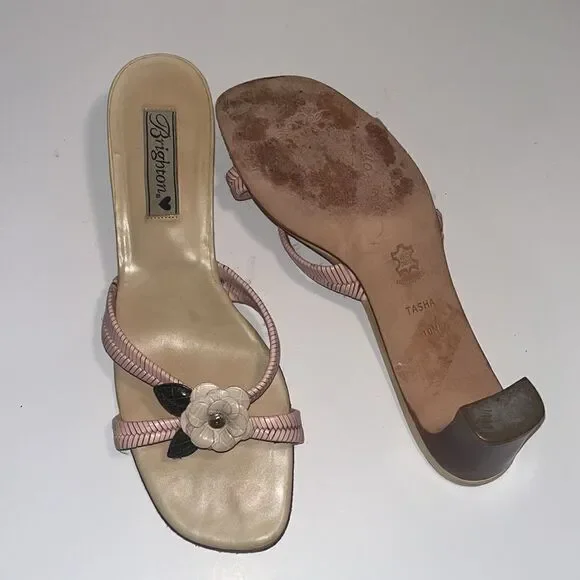 Vintage Brighton leather 2” sandals w/ flower motifs. - Picture 3 of 5